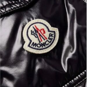 Hi guys I’m selling this jacket moncler it’s new never use